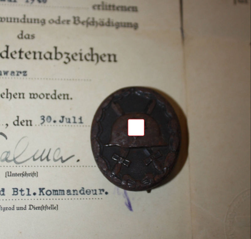 Kleine Dokumentengruppe eines Oberschützen, Verleihungsurkunden EK2, Verwundetenabzeichen in Schwarz, Schutzwallehrenzeichen