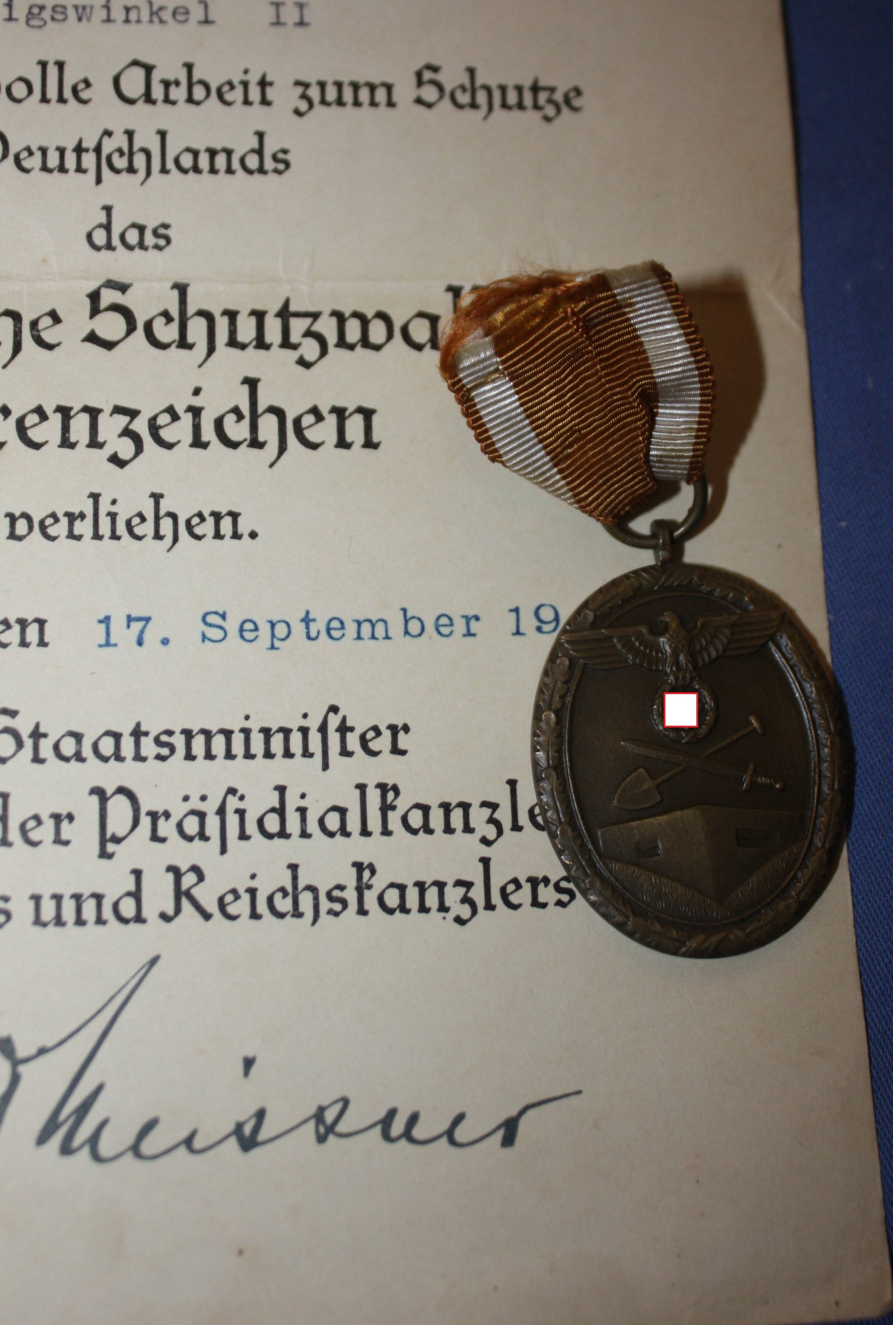 Kleine Dokumentengruppe eines Oberschützen, Verleihungsurkunden EK2, Verwundetenabzeichen in Schwarz, Schutzwallehrenzeichen