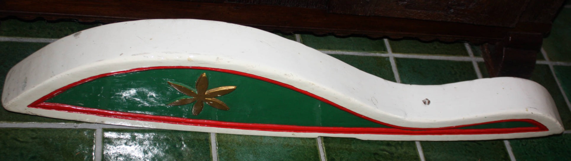 Alte bemalte Ruderpinne von einem Segelschiff, Länge 107 cm, Höhe 21 cm, Breite 9 cm