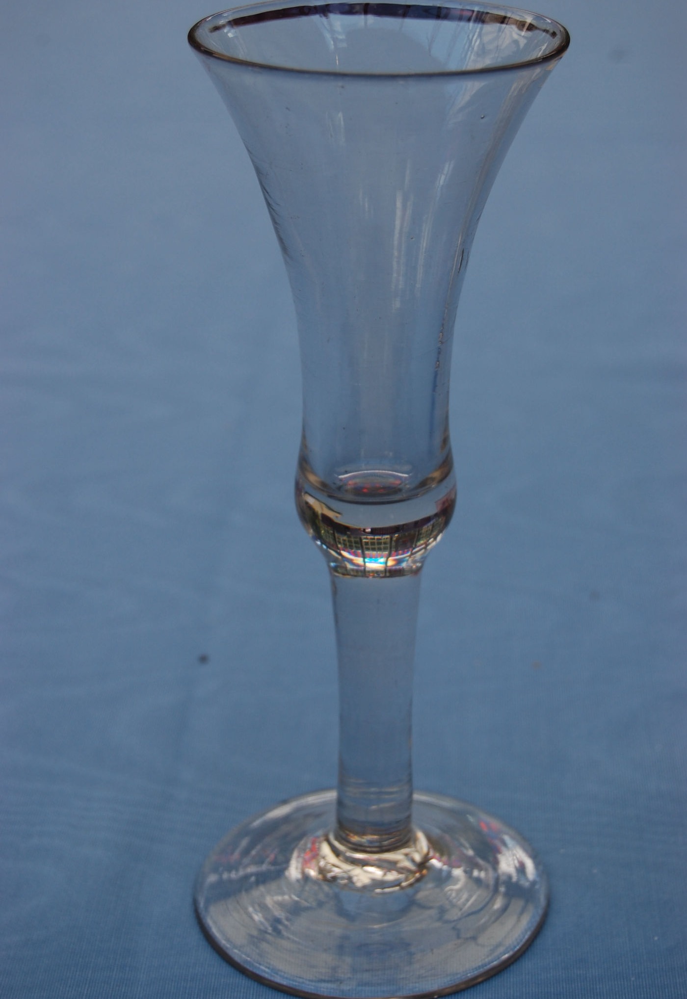 Antikes grosses Weinglas 18. Jahrhundert, dicker, umgeschlagener Fuß, Höhe 21 cm