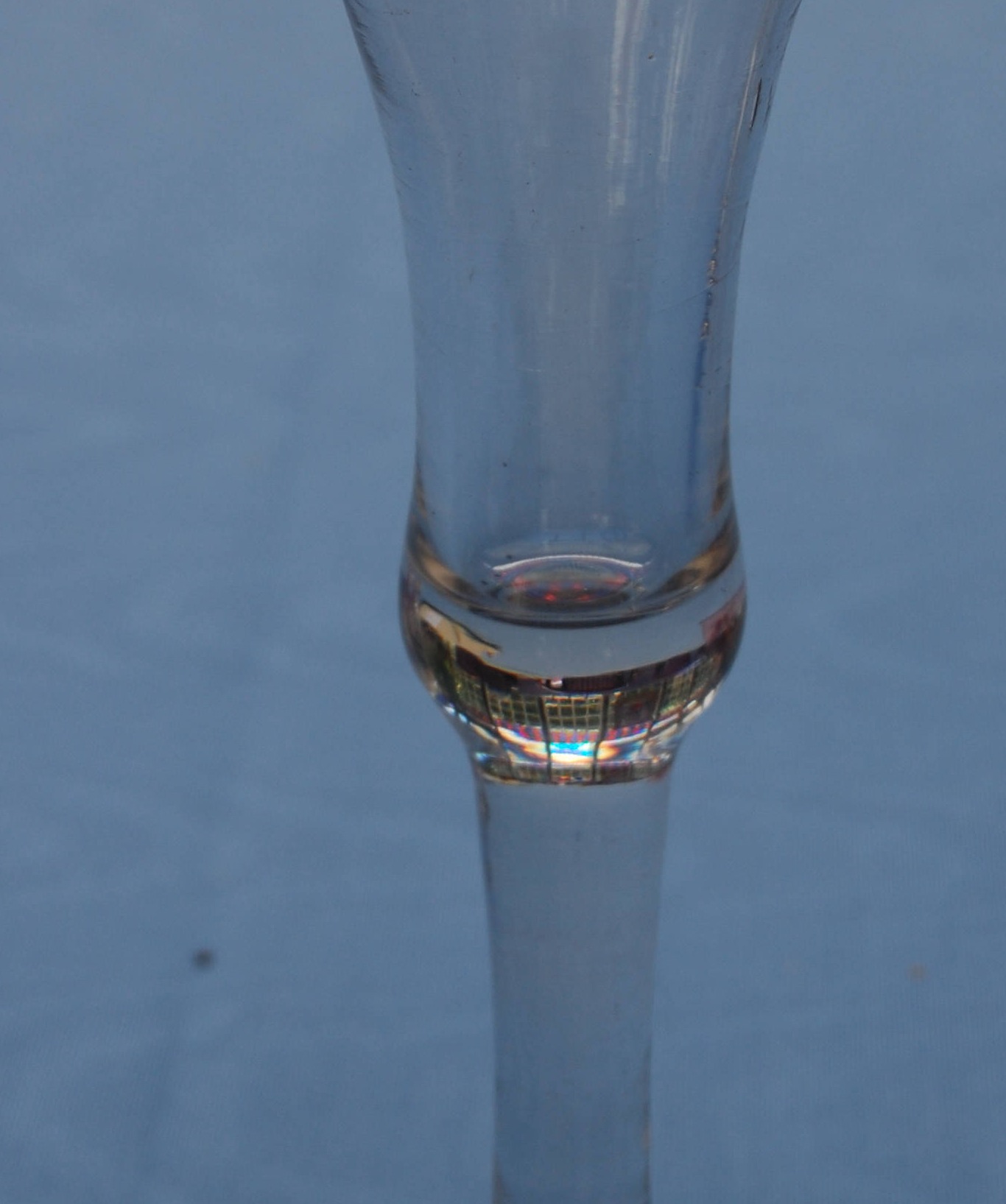 Antikes grosses Weinglas 18. Jahrhundert, dicker, umgeschlagener Fuß, Höhe 21 cm