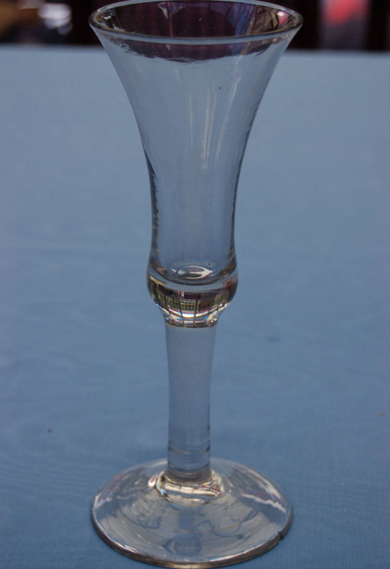 Antikes grosses Weinglas 18. Jahrhundert, dicker, umgeschlagener Fuß, Höhe 21 cm