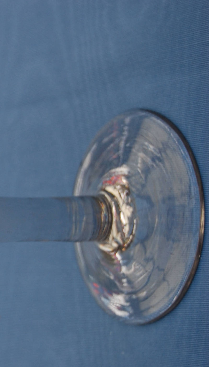 Antikes grosses Weinglas 18. Jahrhundert, dicker, umgeschlagener Fuß, Höhe 21 cm