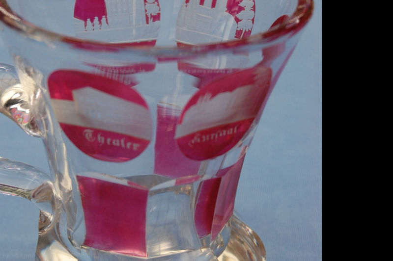 Andenkenbecher Wiesbaden, 19. Jahrhundert, 4 geschliffene Ansichten in rotem Unterfang, Höhe 11 cm