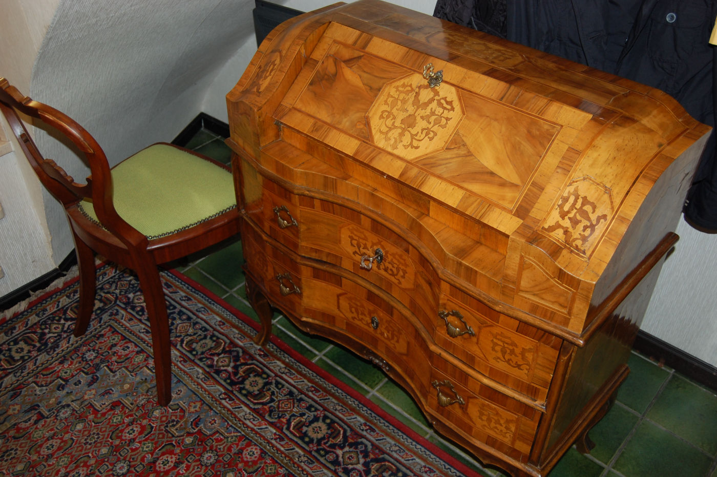 Kleiner Sekretär im Barockstil mit Intarsien