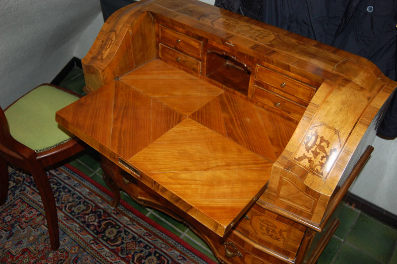 Kleiner Sekretär im Barockstil mit Intarsien, Höhe 94 cm, Breite 93 cm, Tiefe 39 cm