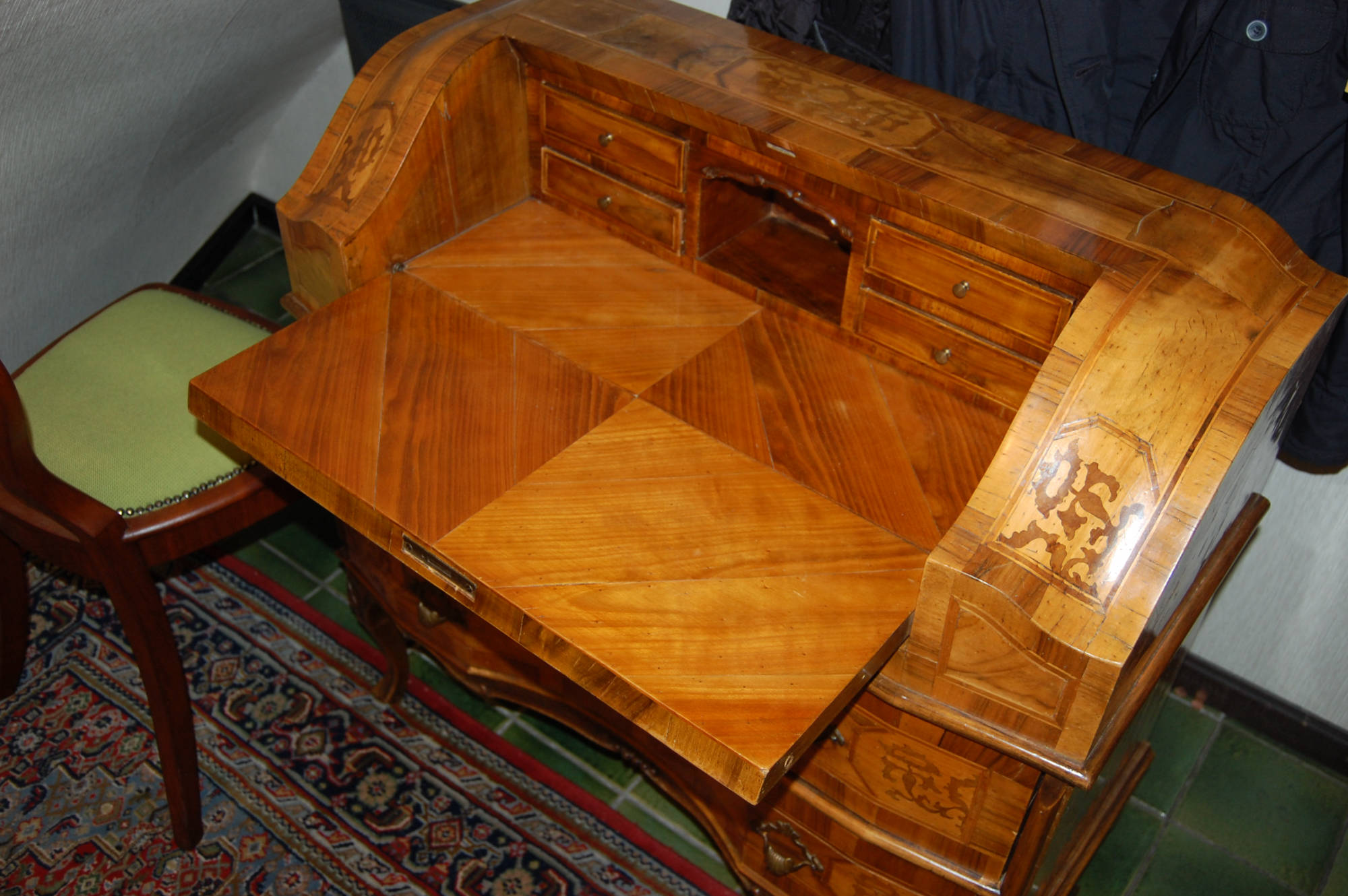 Kleiner Sekretär im Barockstil mit Intarsien, Höhe 94 cm, Breite 93 cm, Tiefe 39 cm