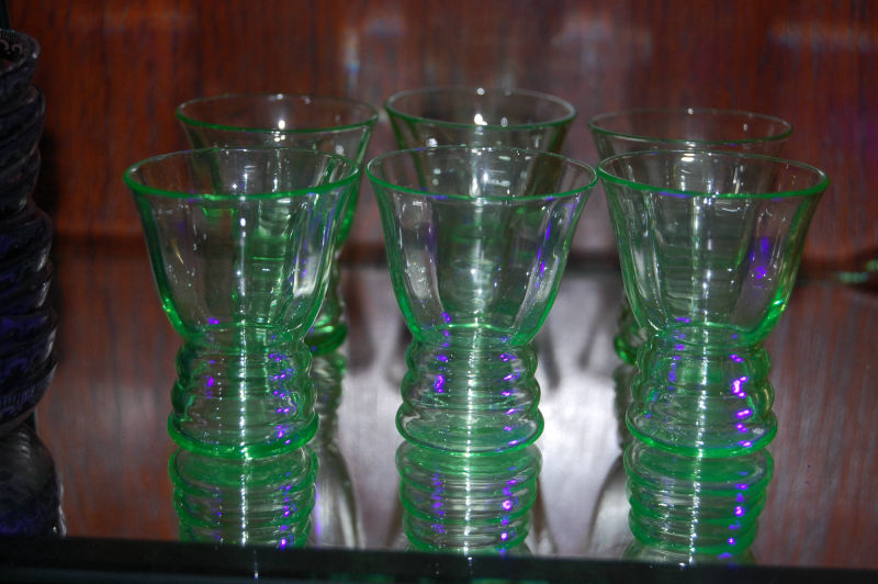 6 Uranglas Schnapsbecher, Anfang 20. Jh. Höhe 5,5 cm