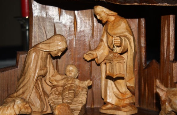 Weihnachtskrippe aus Holz geschnitzt signiert Hellerbernd