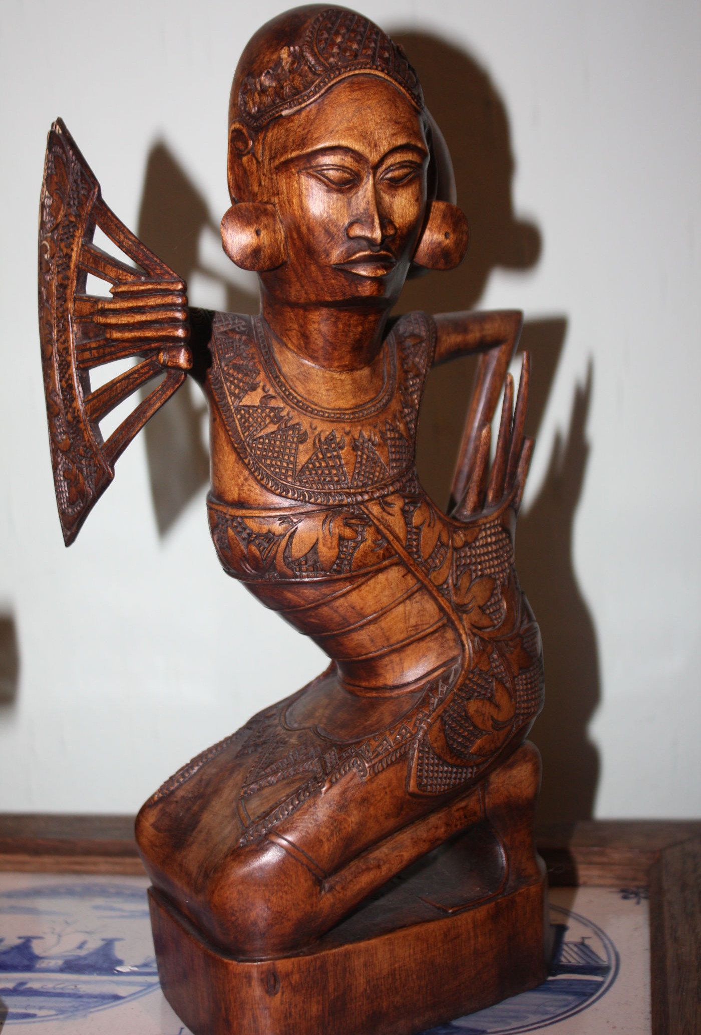 Ältere Holzfigur Tänzerin Bali Indonesien