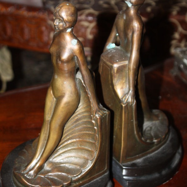 Jugendstil Buchstützen Bronzefiguren auf Holzsockeln