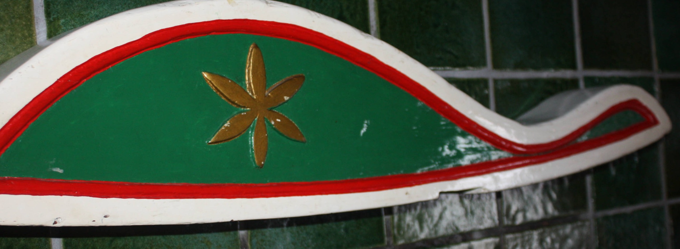 Alte bemalte Ruderpinne von einem Segelschiff, Länge 107 cm, Höhe 21 cm, Breite 9 cm