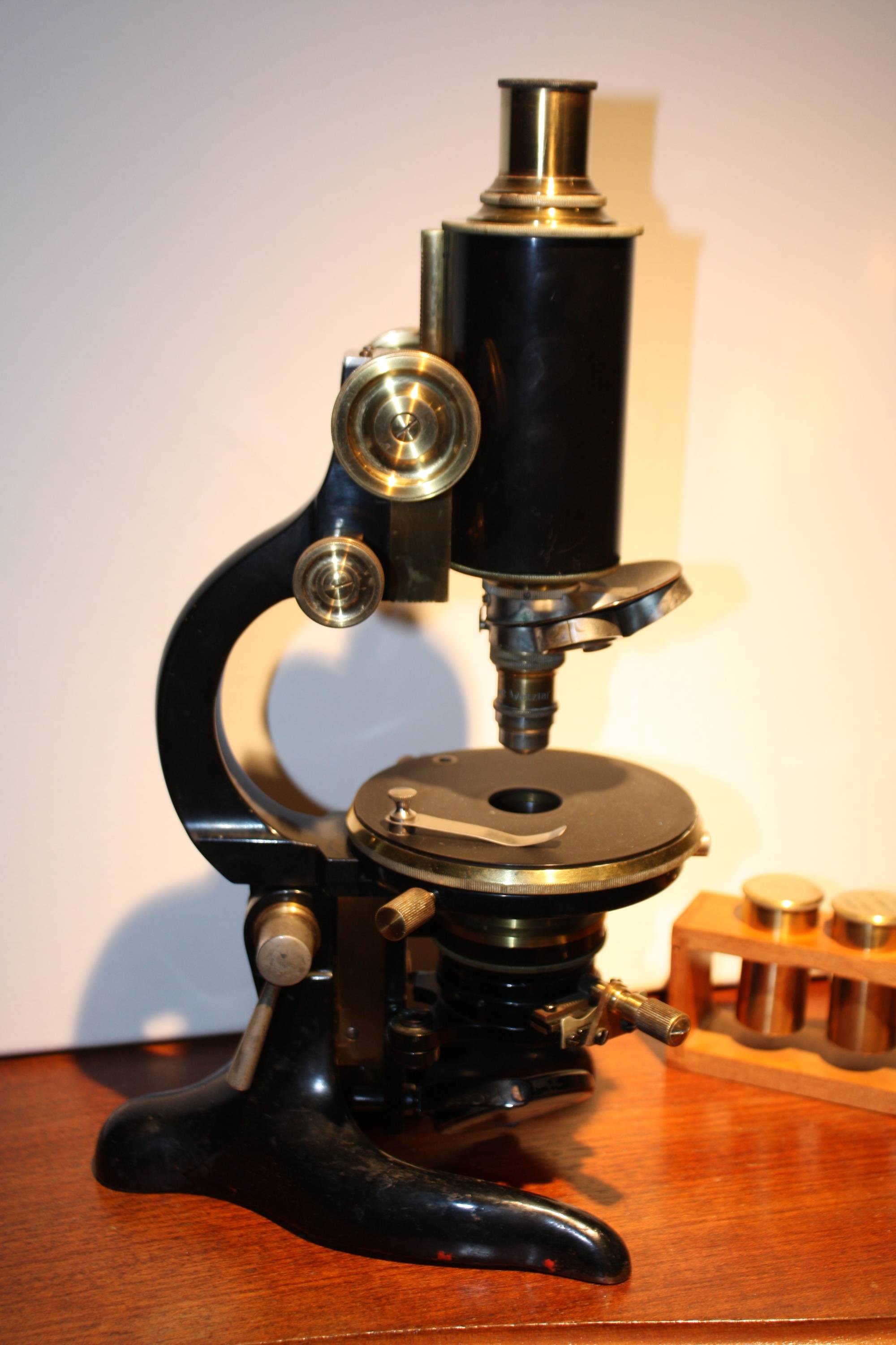 Mikroskop Otto Seibert Wetzlar, mit Okularen und Holzkasten,  Höhe: 33 cm