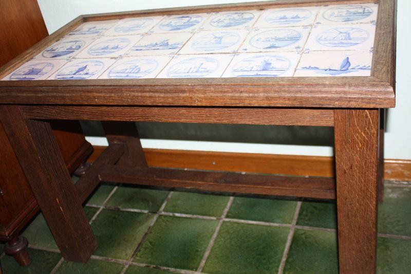 Fliesentisch mit 18 antiken Delfter Fliesen