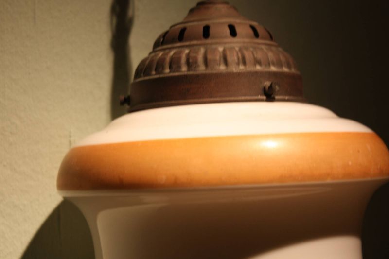 Jugendstil Deckenlampe, weisser Glasschirm mit aufgemaltem Dekor
