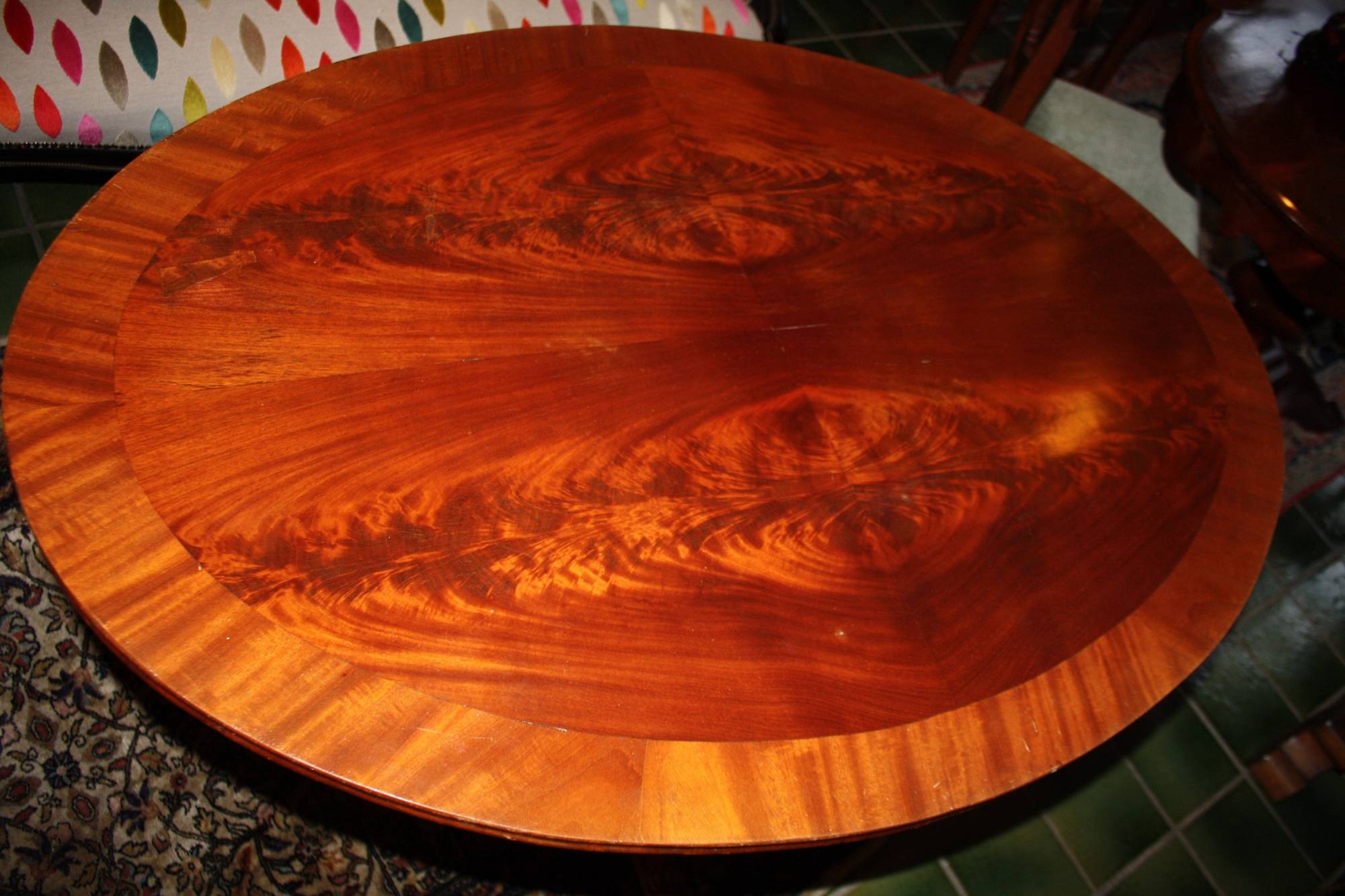Antiker ovaler Tisch, Nussbaum, furniert, Spätbiedermeier
