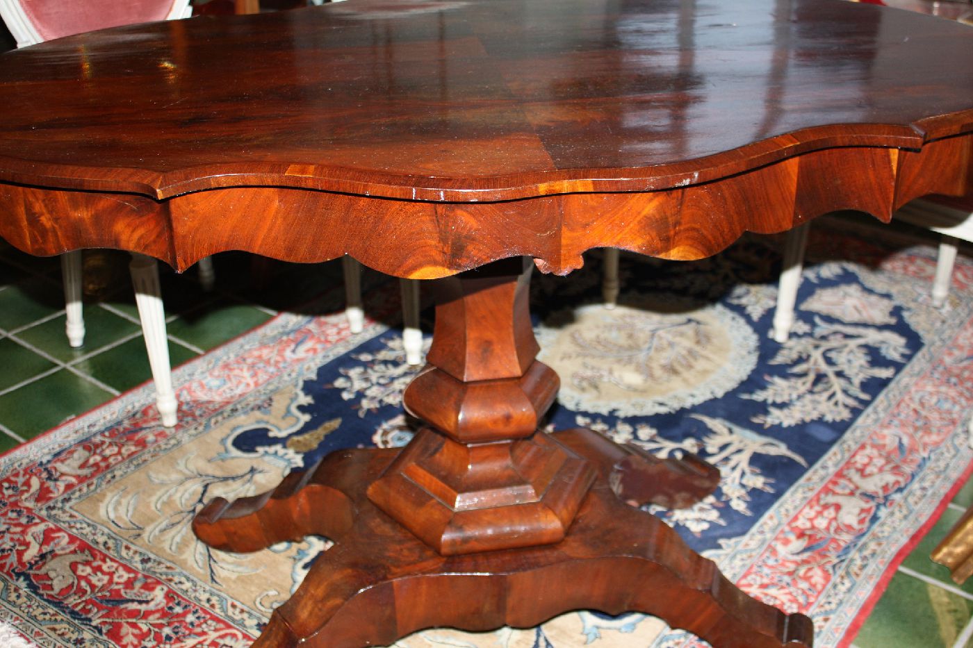 Antiker Tisch furniert 19. Jahrhundert